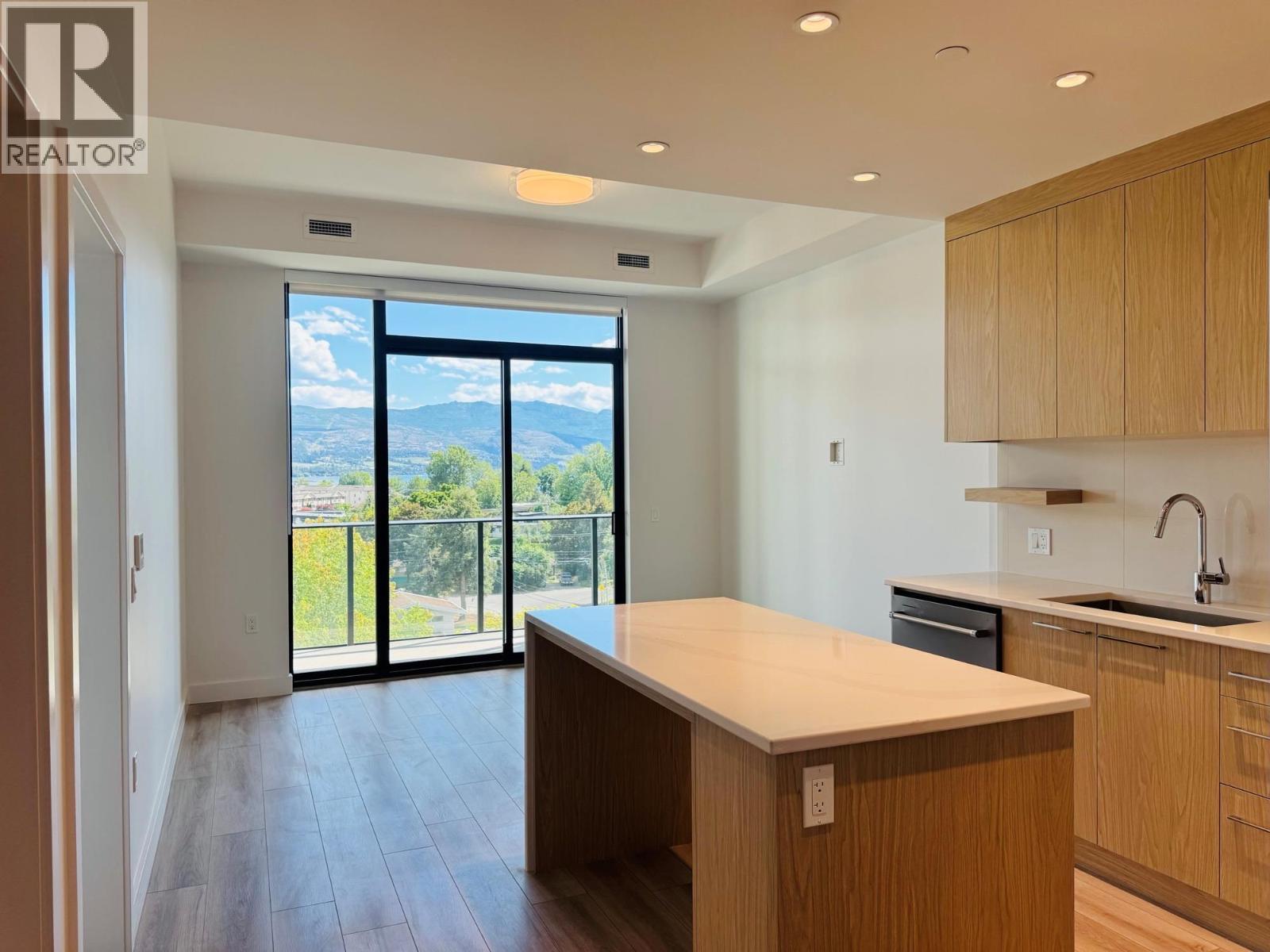 #610 3051 Abbott Street - 4