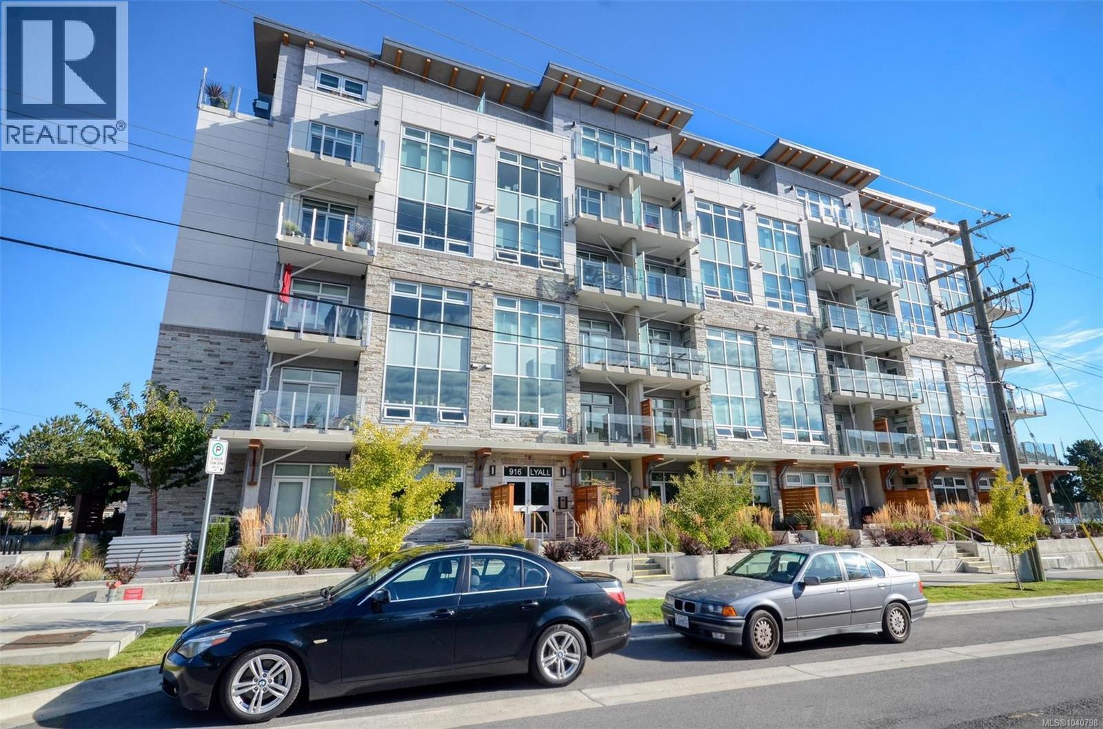 #203 916 Lyall St - 1