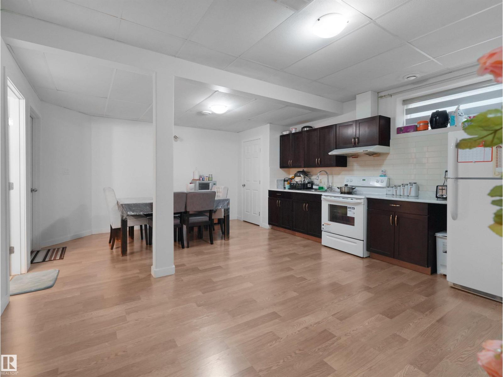 16903 54 ST NW - 52