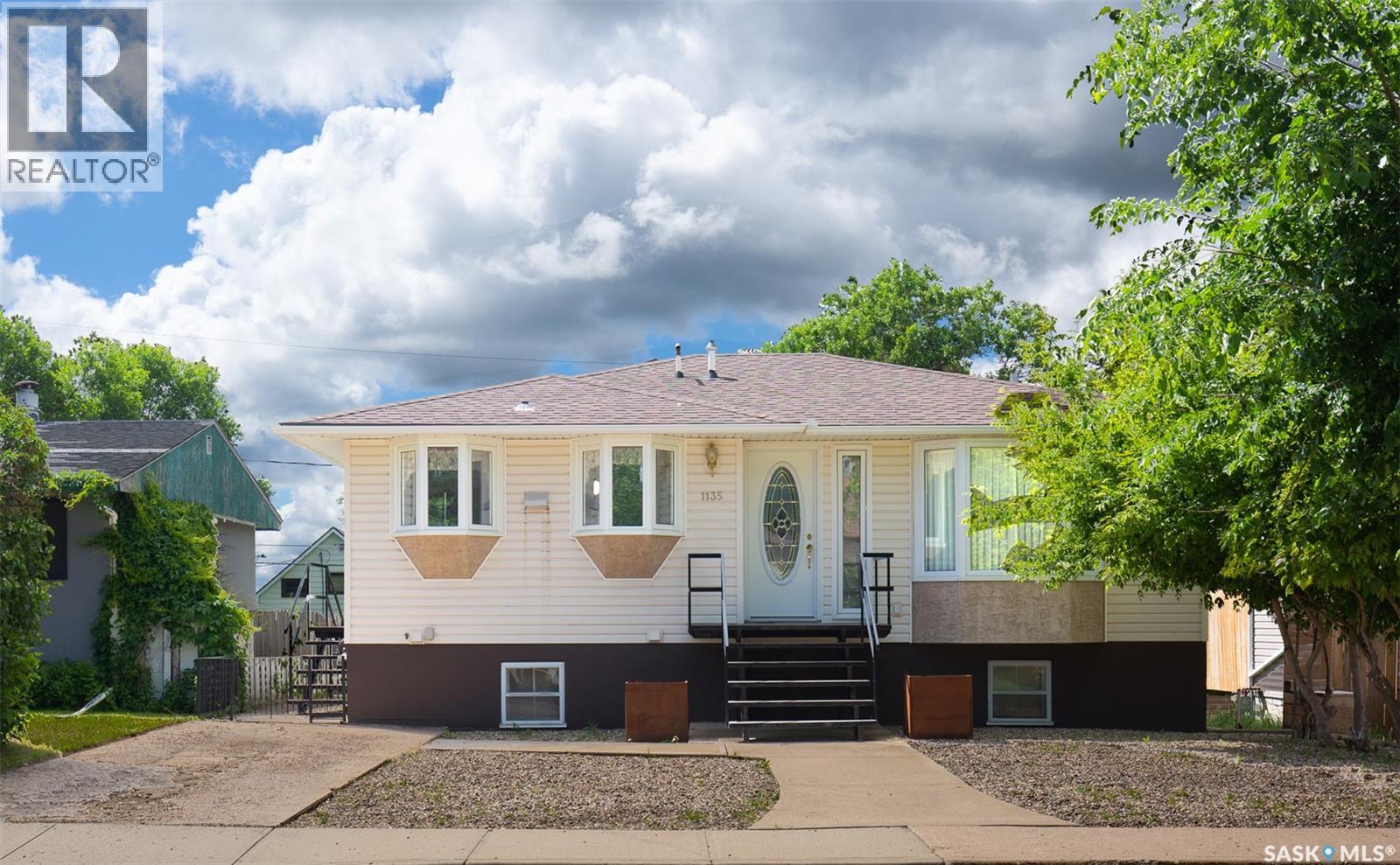 1135 Caribou STREET W - 1