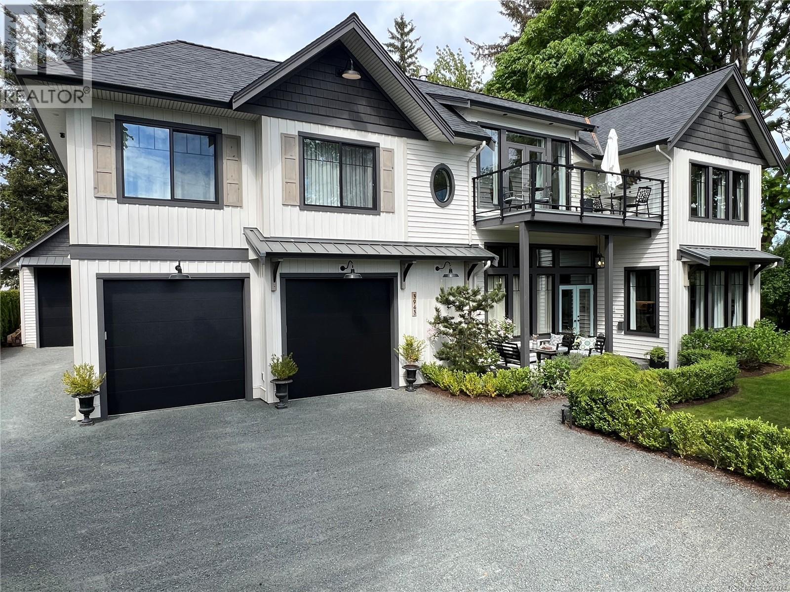 3943 Dillman Rd, Campbell River — photo 2