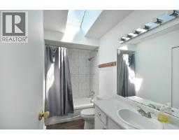 5727 Trail Avenue, Sechelt, BC V7Z0H8 Photo 10
