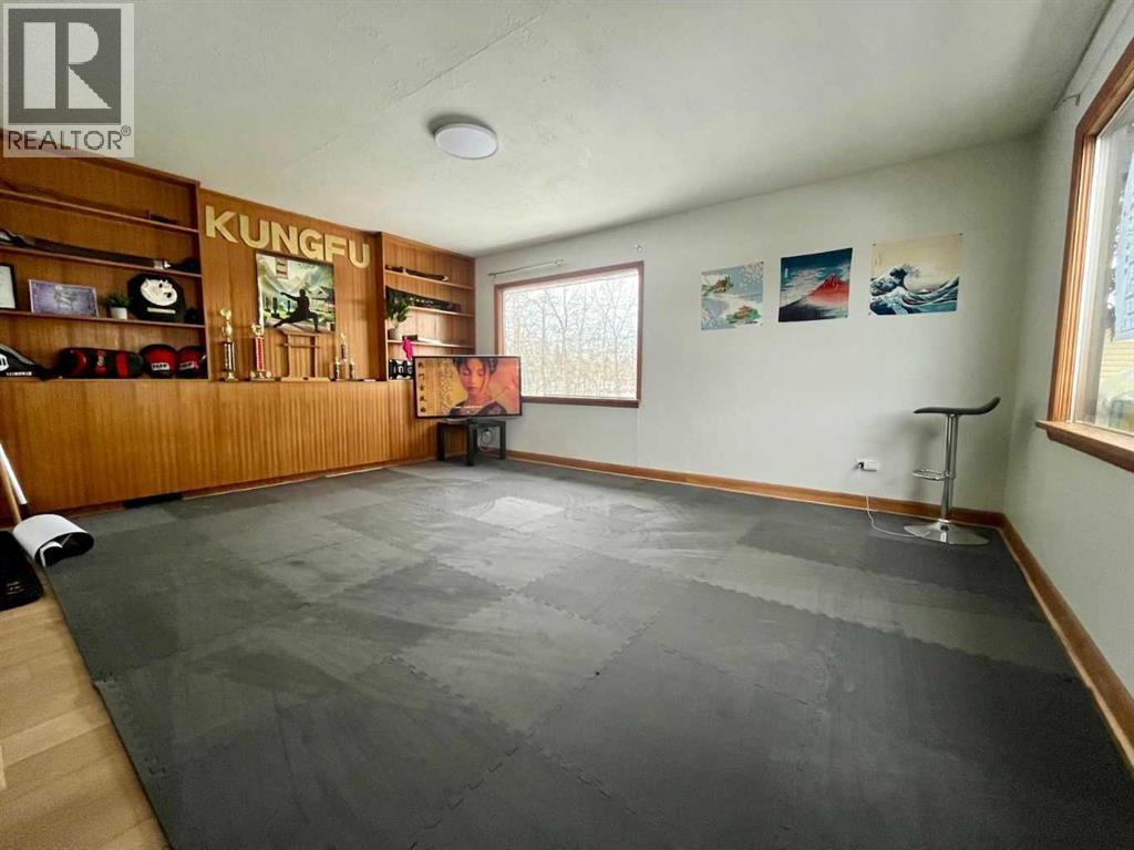 105 2 Avenue NE - 7