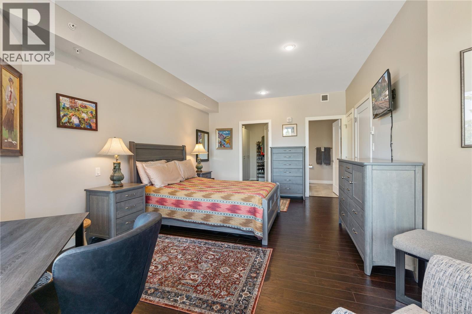 #302 439 College Rd - 27