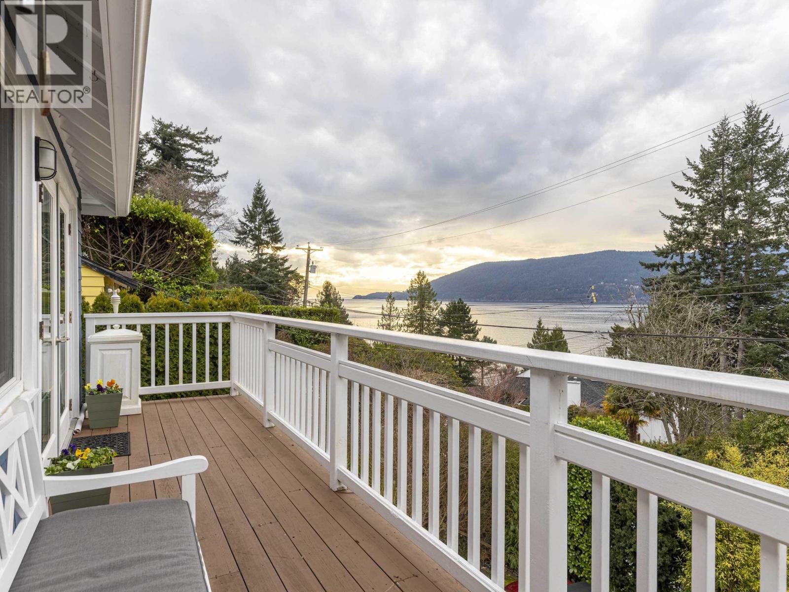 6252 WELLINGTON AVENUE, West Vancouver — photo 9