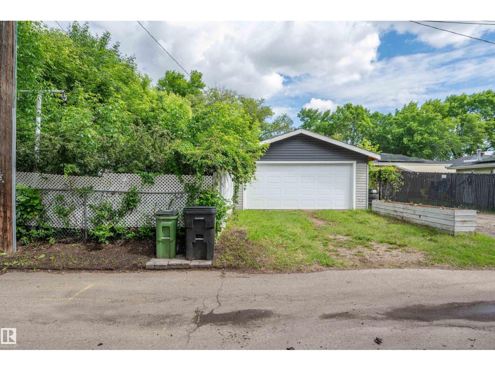 3631 108 AV NW — photo 52
