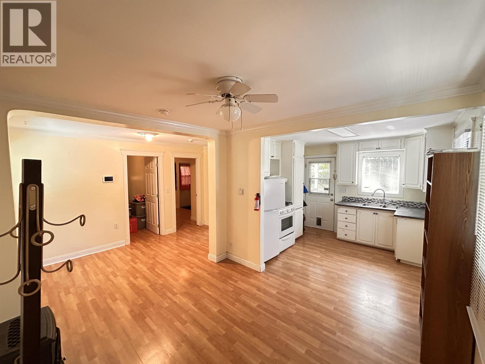 836 ELGIN STREET - 10