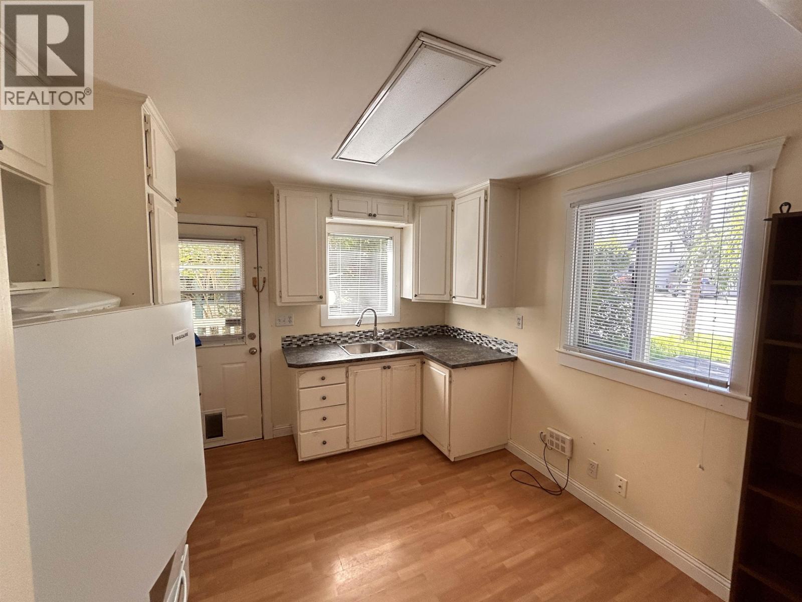 836 ELGIN STREET - 6
