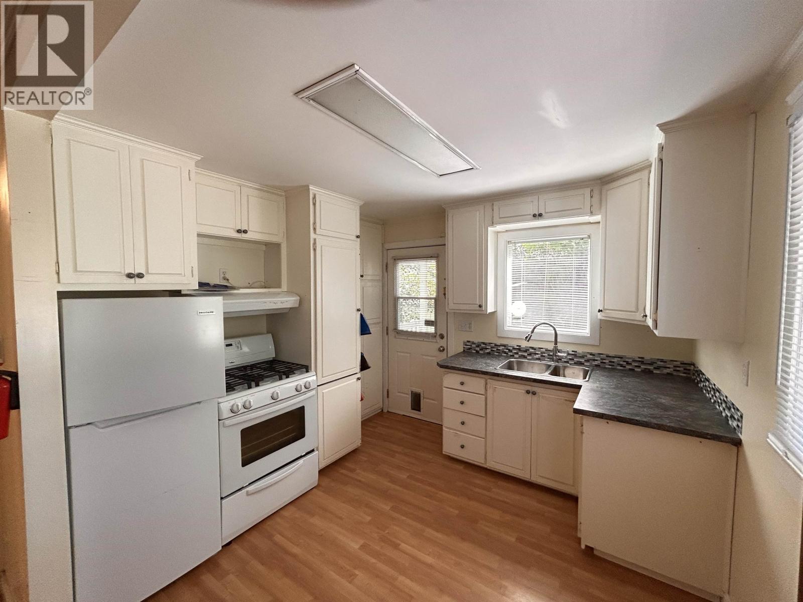 836 ELGIN STREET - 7