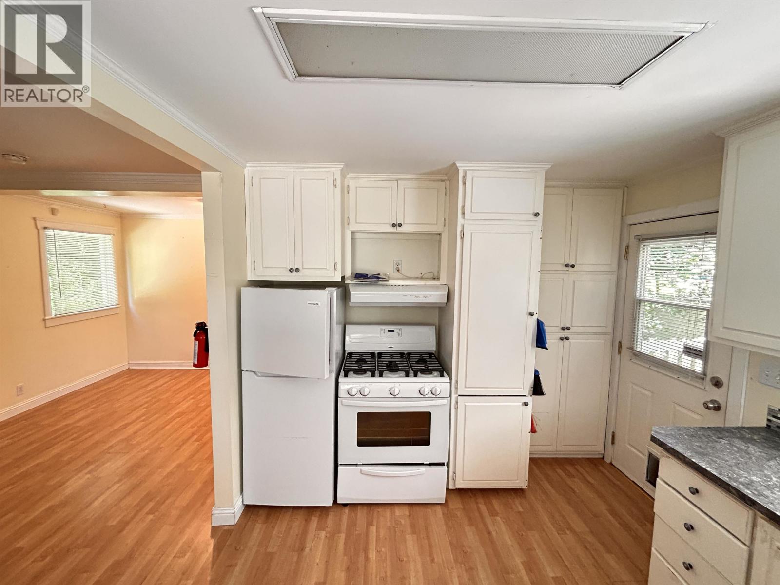 836 ELGIN STREET - 9