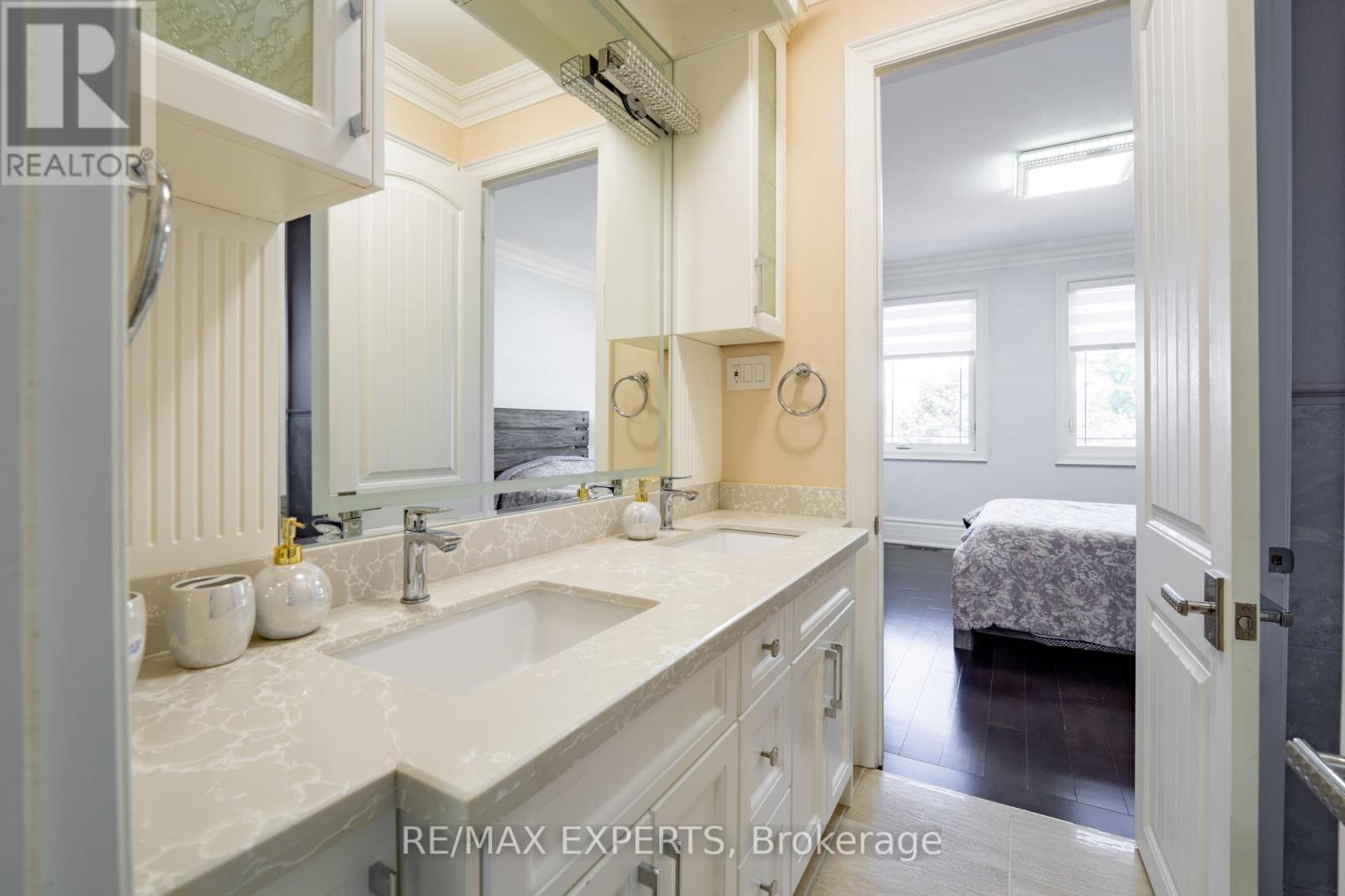 9 CALDERON CRESCENT - 32