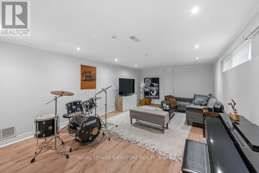 11 YEWFIELD CRESCENT - 30
