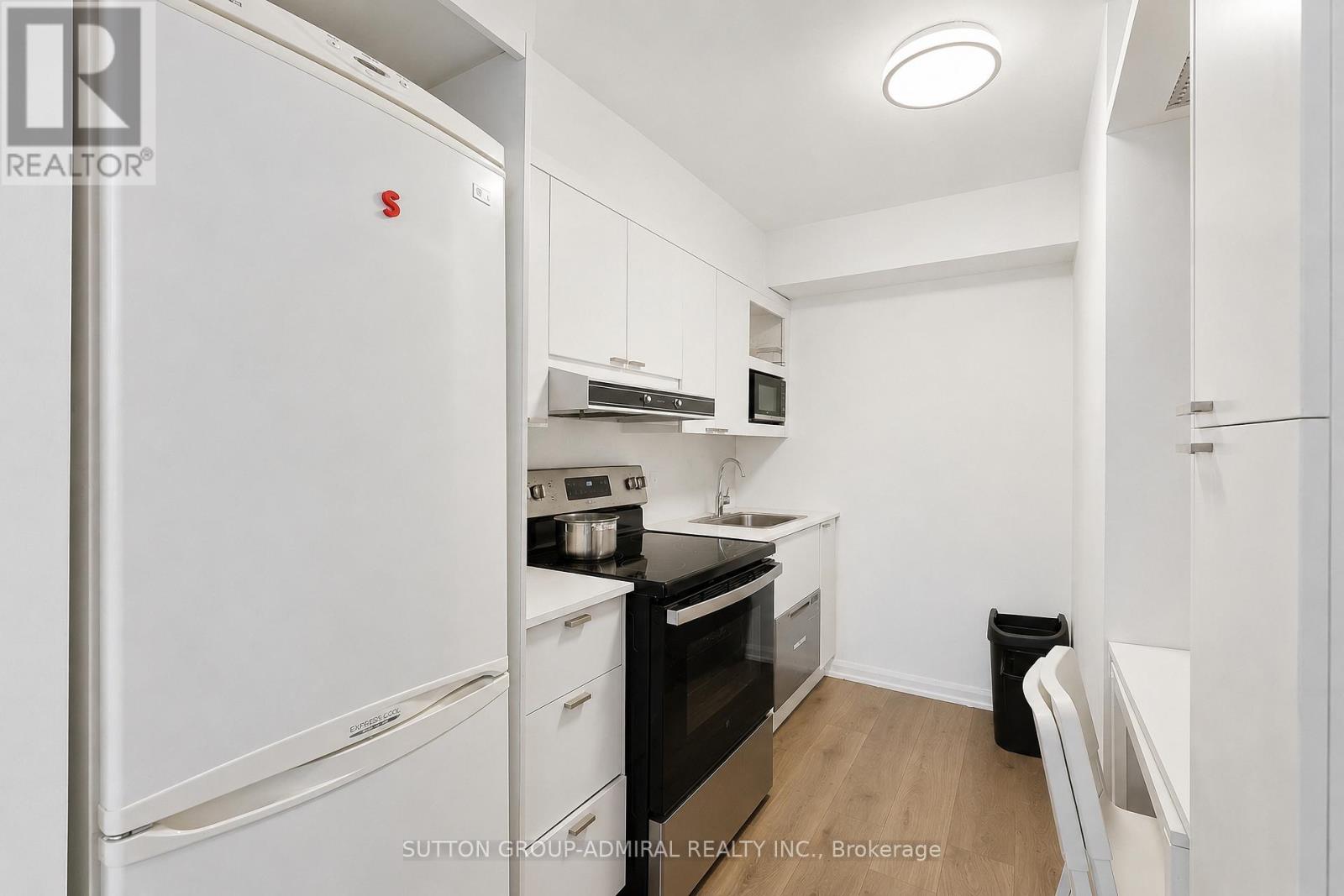 #905 111 ELIZABETH STREET - 14
