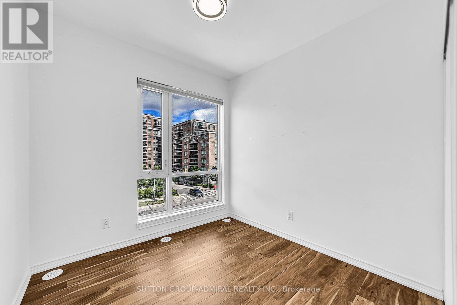 #305 639 LAWRENCE AVENUE - 18