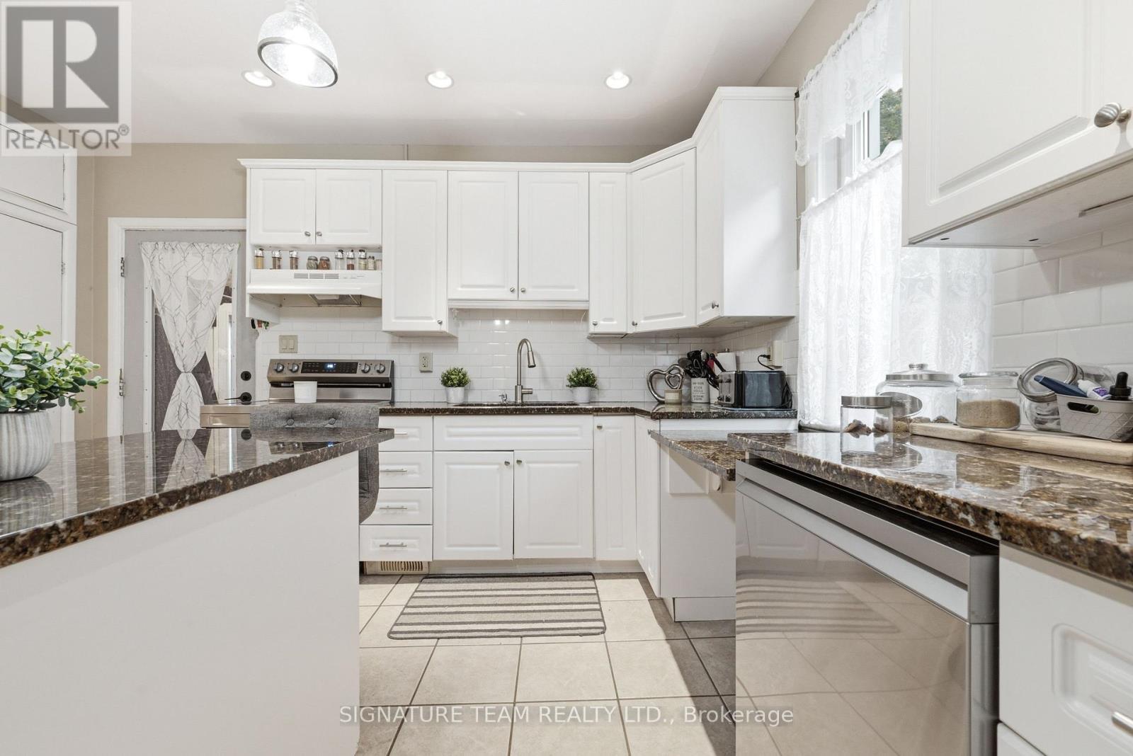 652 MOFFAT STREET - 12