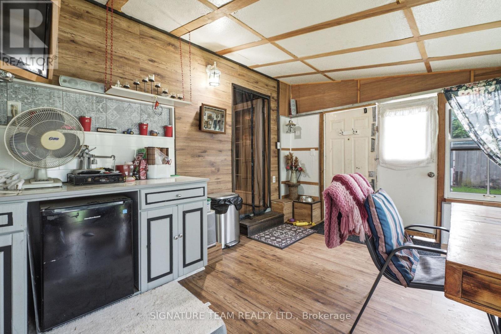 652 MOFFAT STREET - 23