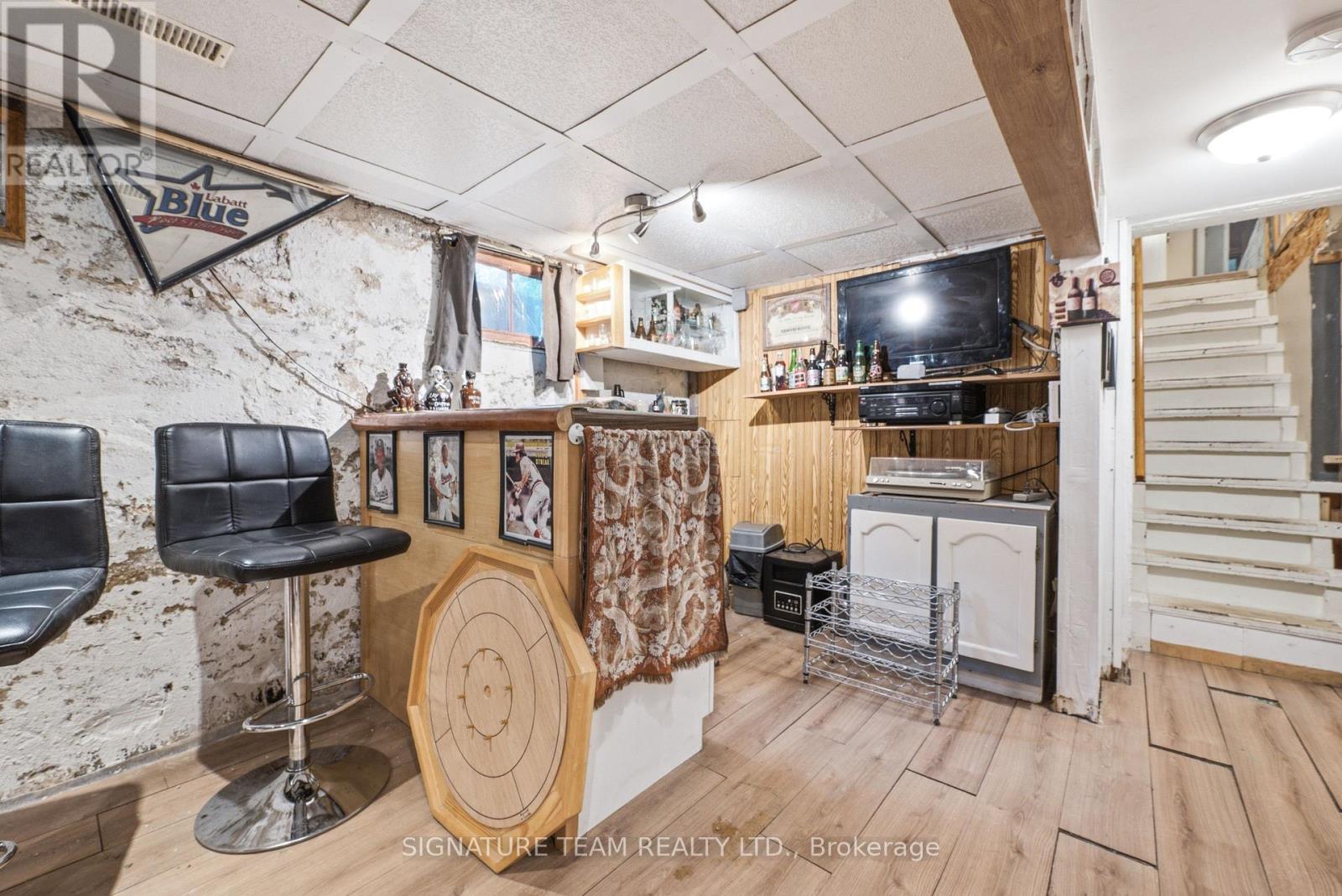 652 MOFFAT STREET - 27