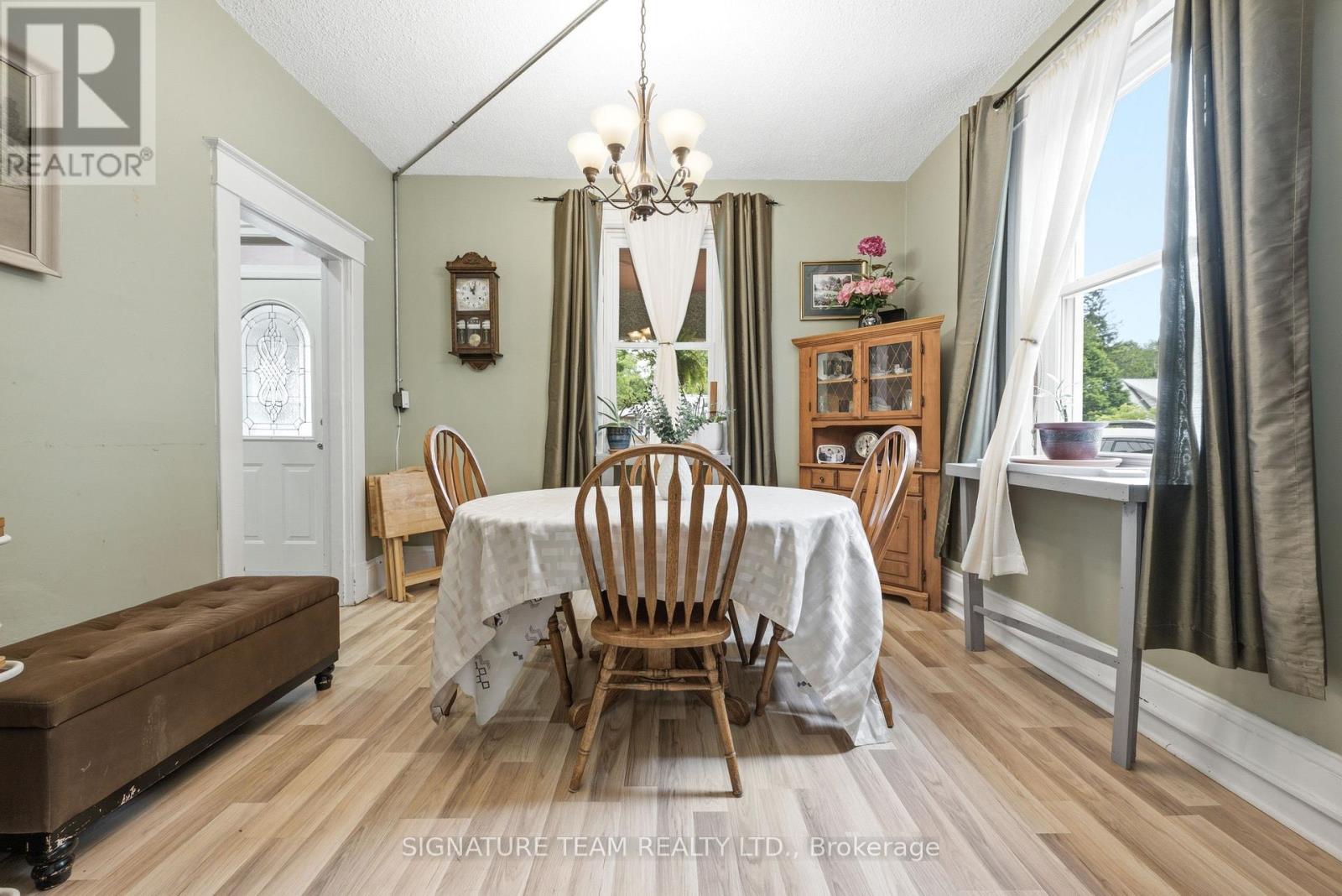 652 MOFFAT STREET - 6