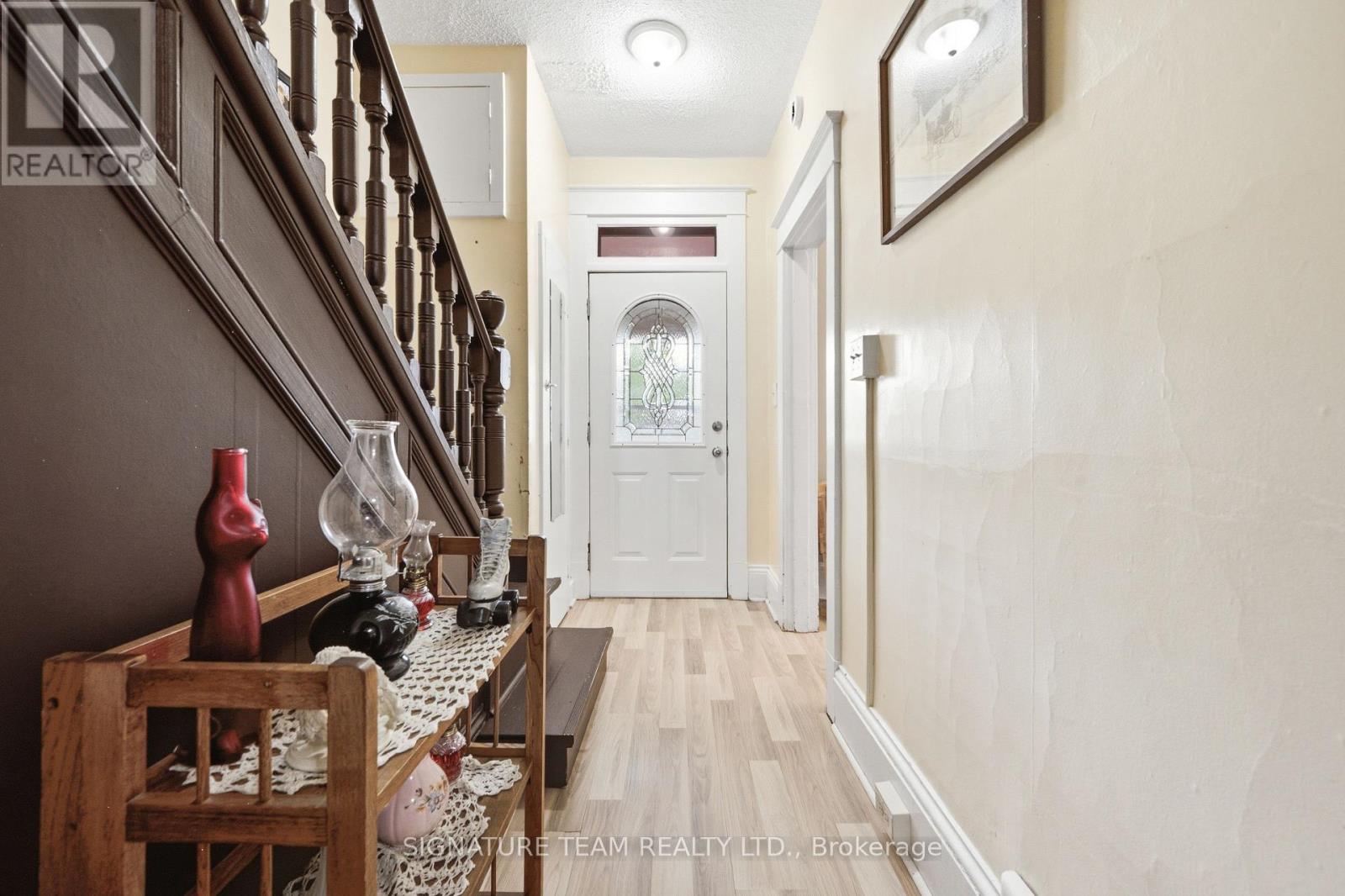 652 MOFFAT STREET - 3