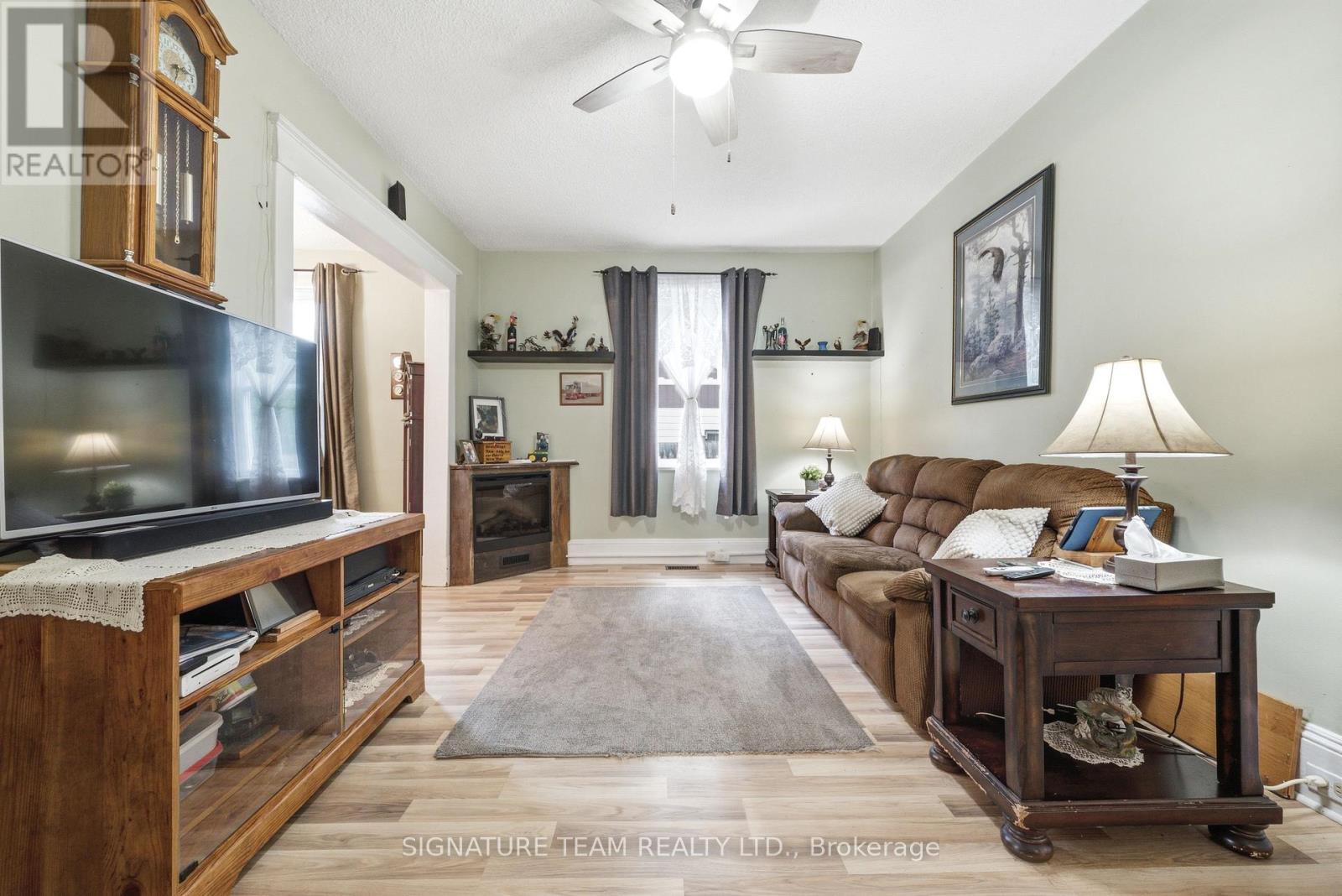 652 MOFFAT STREET - 10