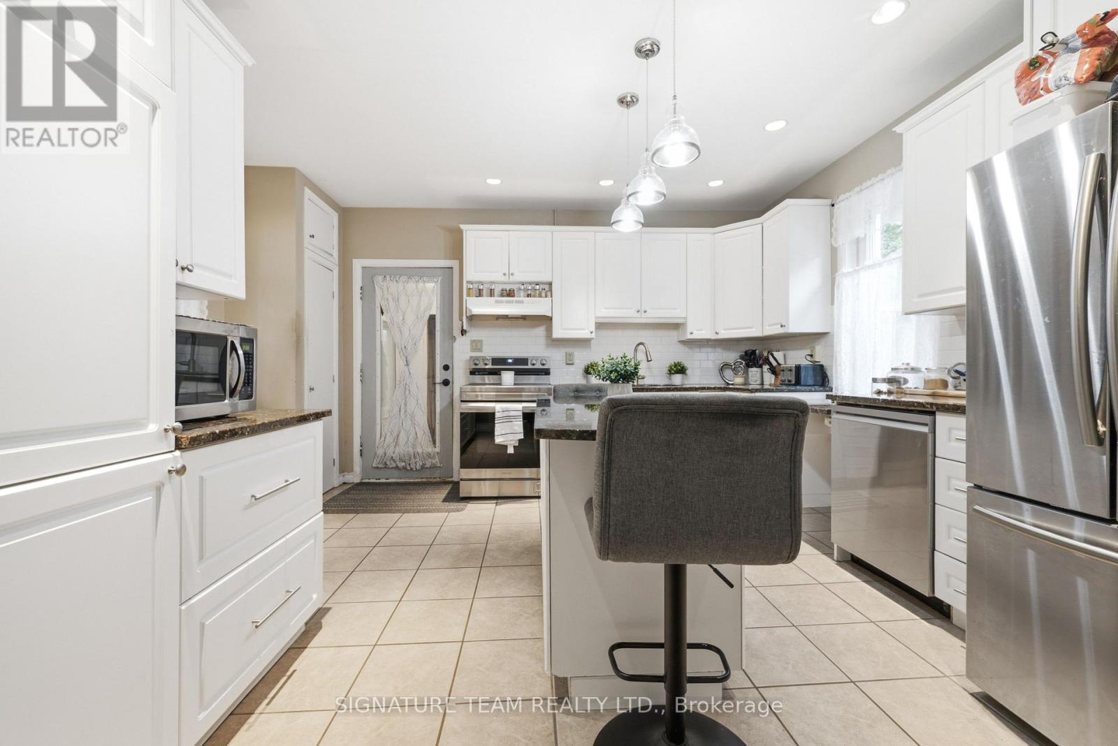 652 MOFFAT STREET - 14