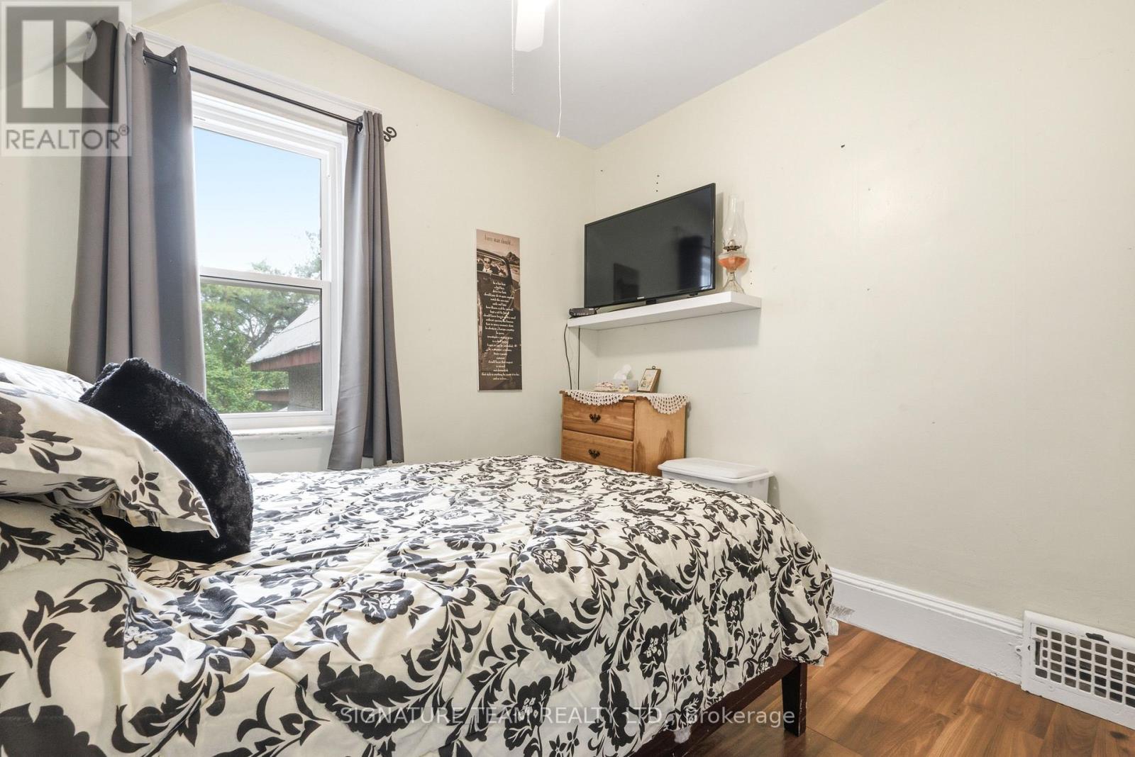 652 MOFFAT STREET - 21