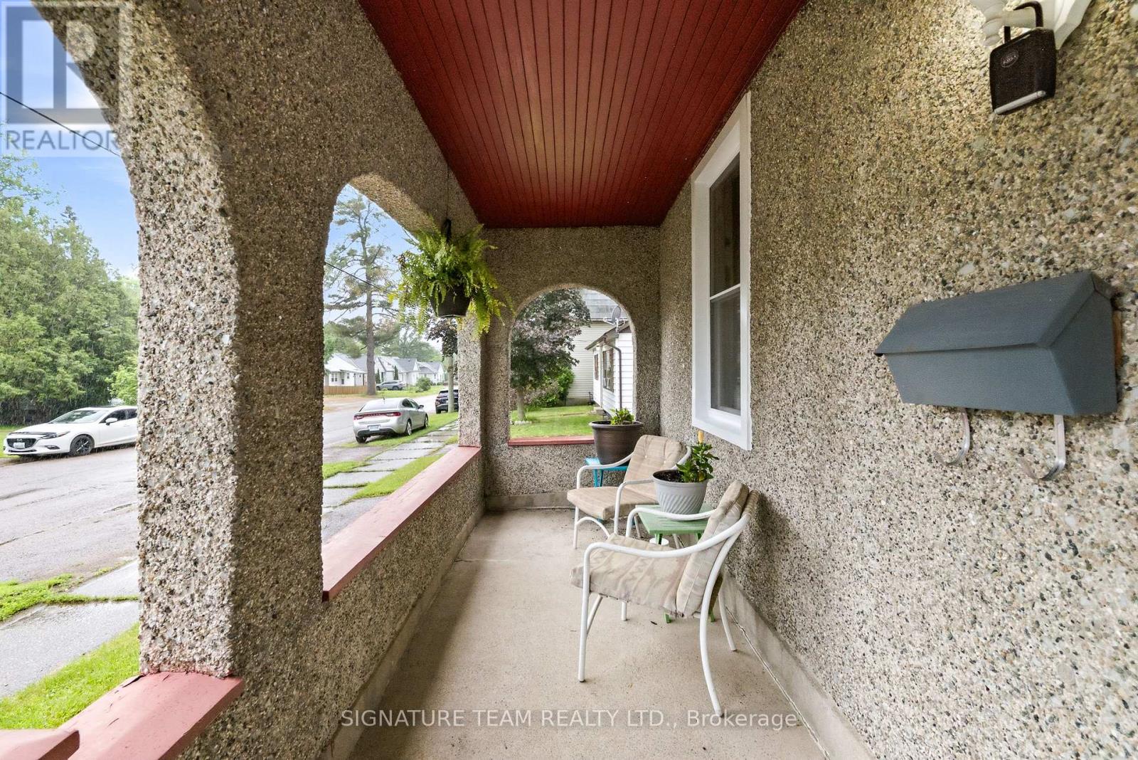 652 MOFFAT STREET - 33