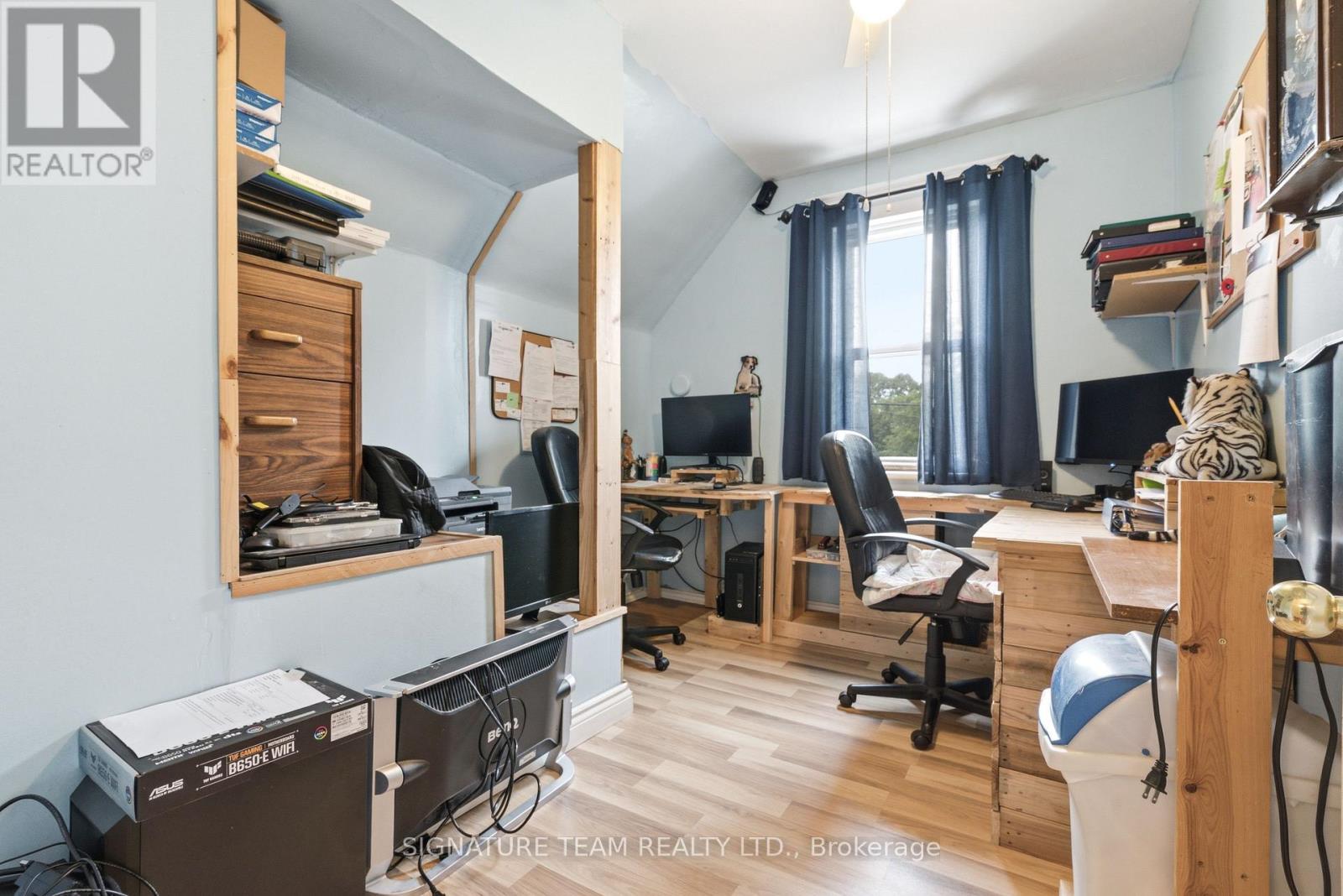 652 MOFFAT STREET - 22