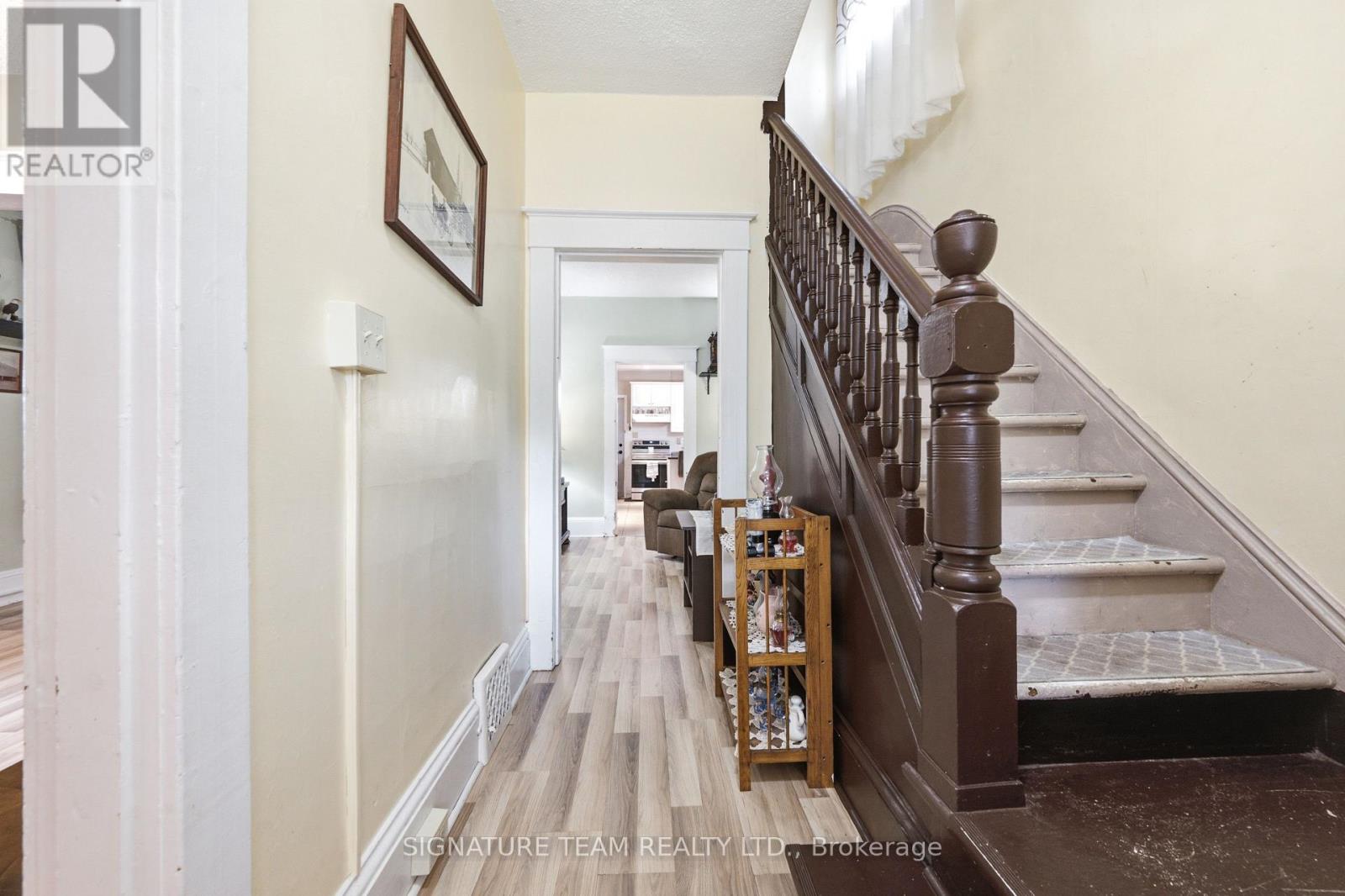 652 MOFFAT STREET - 4
