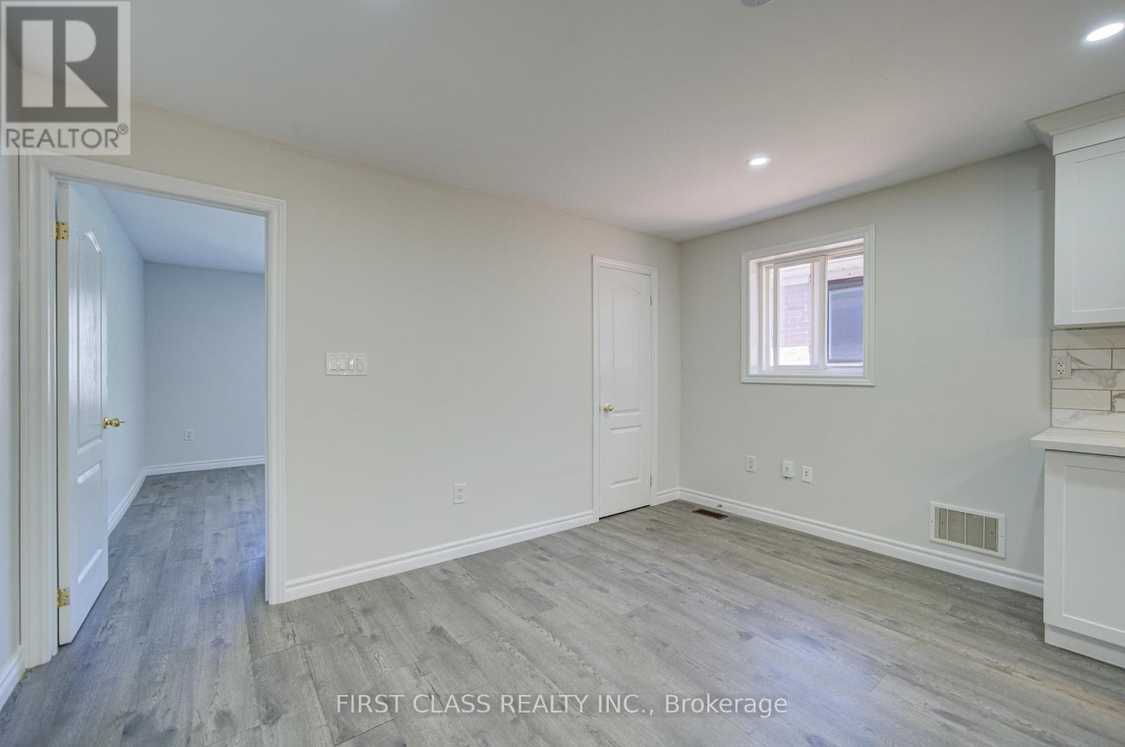 427 LESLIE STREET - 25