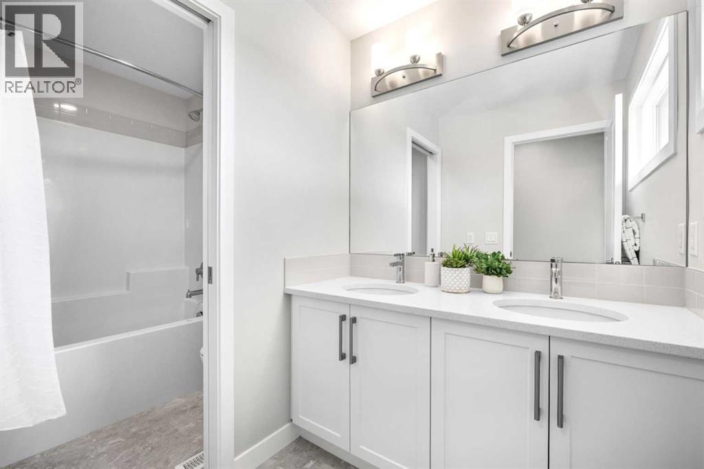 Upstairs Main Bathroom