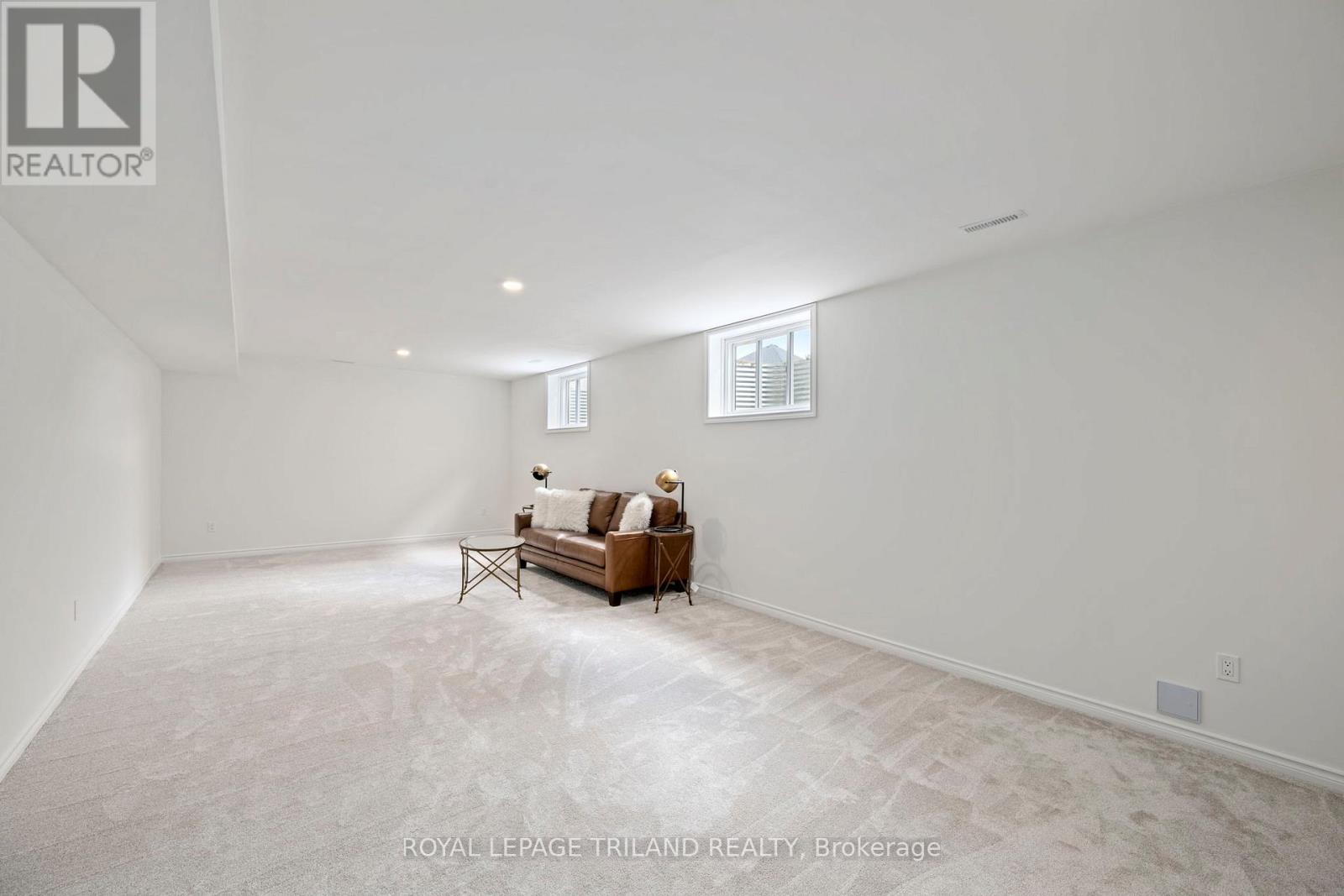 2 EVYLEAN COURT - 25