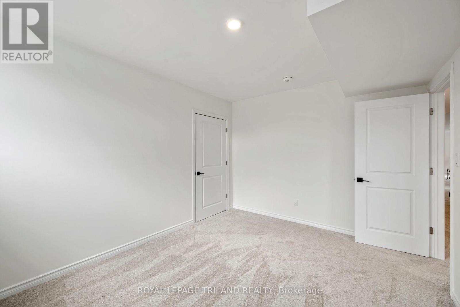 2 EVYLEAN COURT - 30