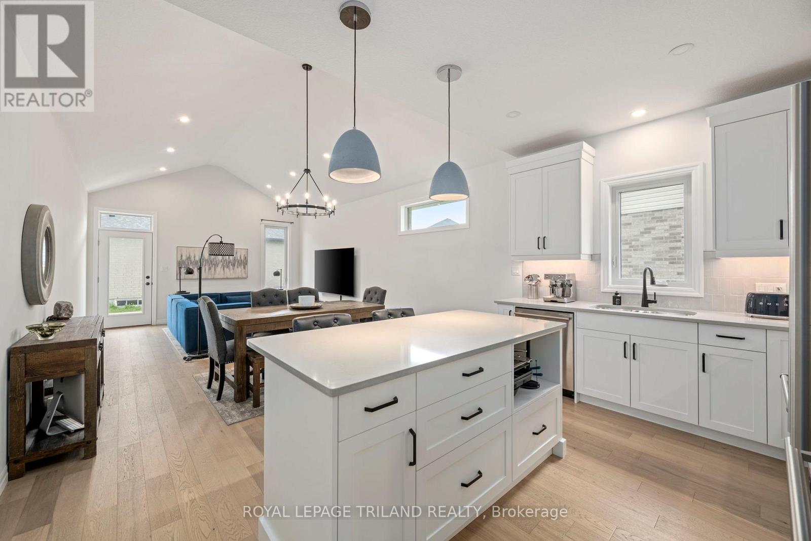 2 EVYLEAN COURT - 8