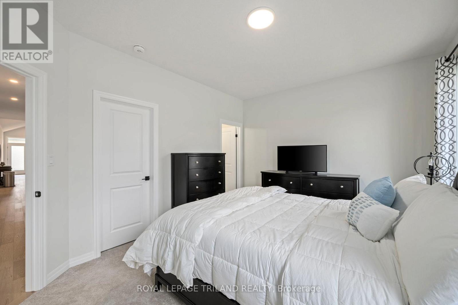 2 EVYLEAN COURT - 20