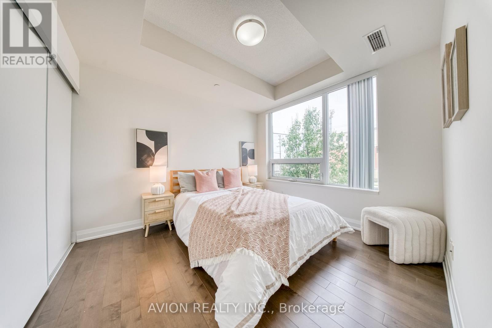 #217 28 UPTOWN DRIVE - 26