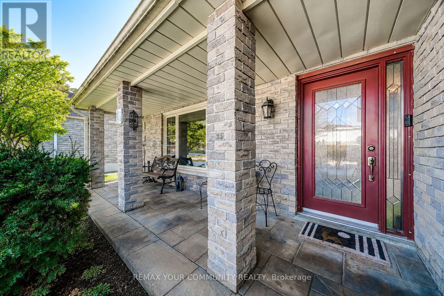 911 FERNDALE CRESCENT - 2