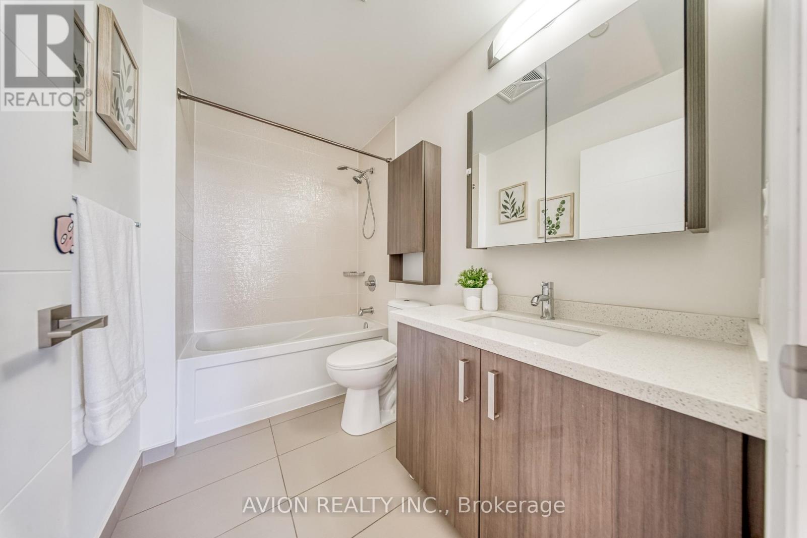 #217 28 UPTOWN DRIVE - 24
