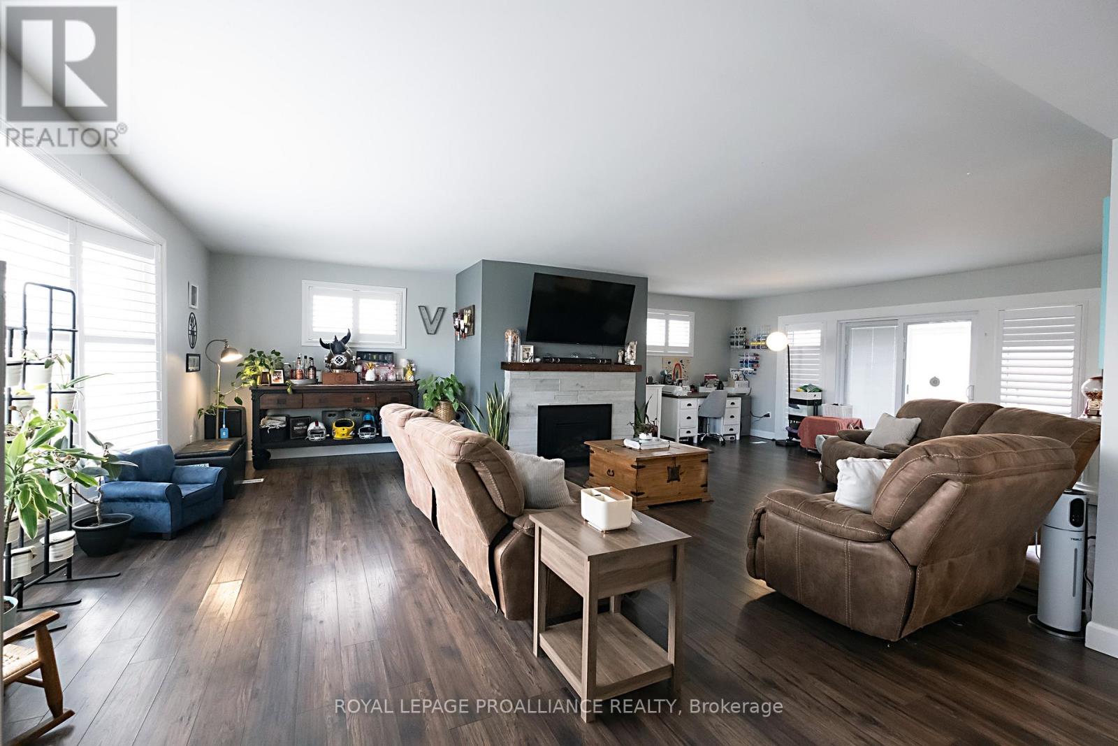 306 DUNDAS STREET W - 15