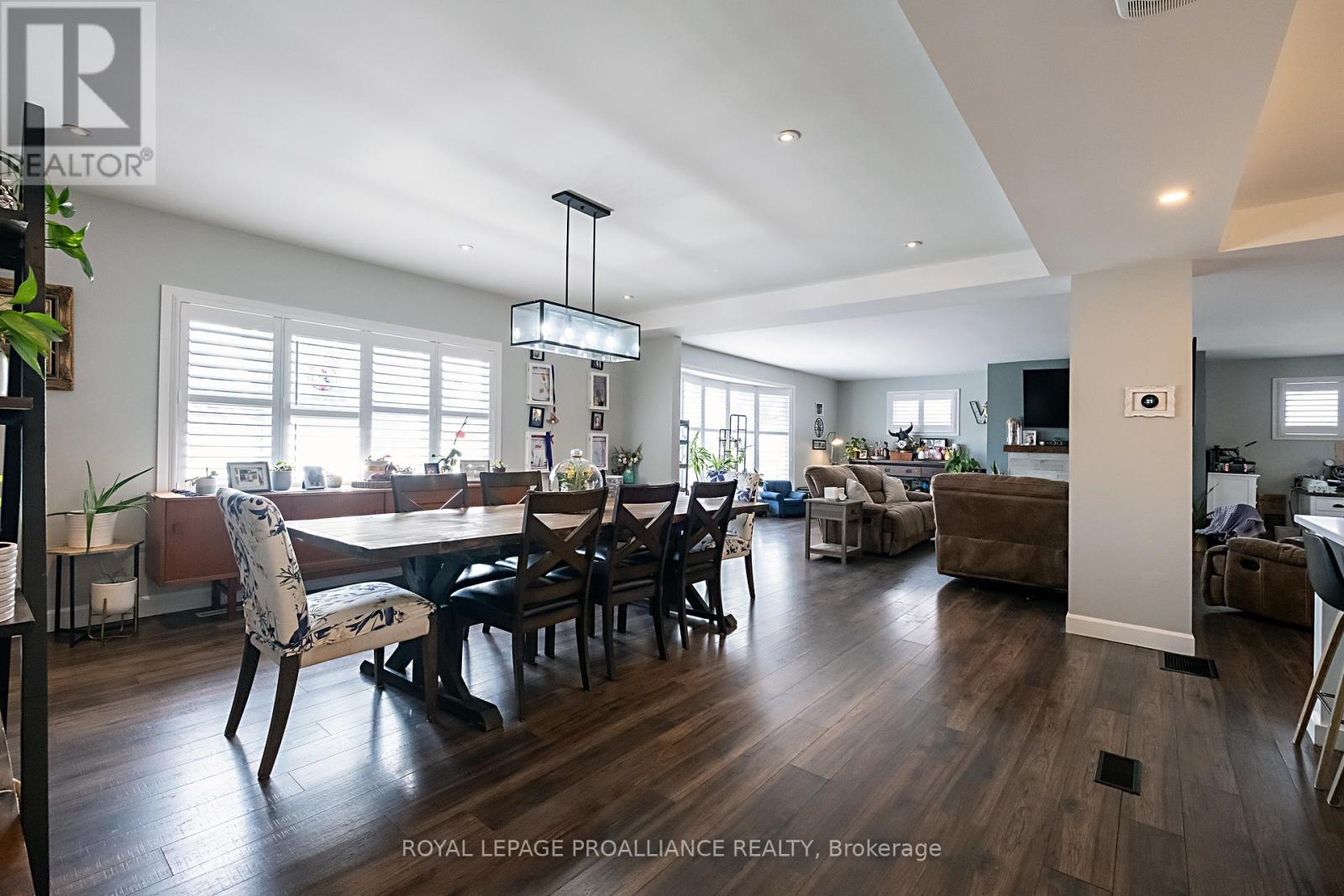 306 DUNDAS STREET W - 18