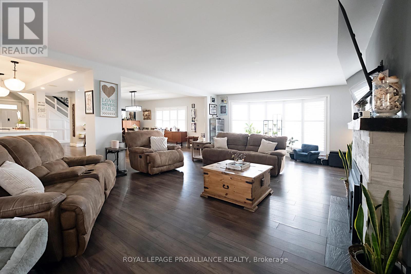 306 DUNDAS STREET W - 19