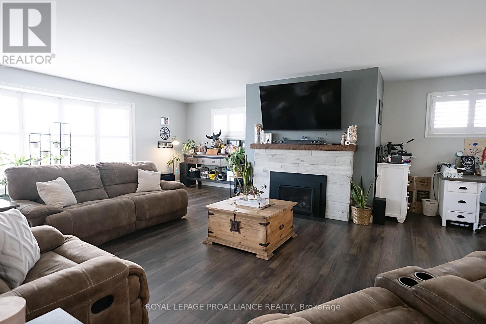 306 DUNDAS STREET W - 17