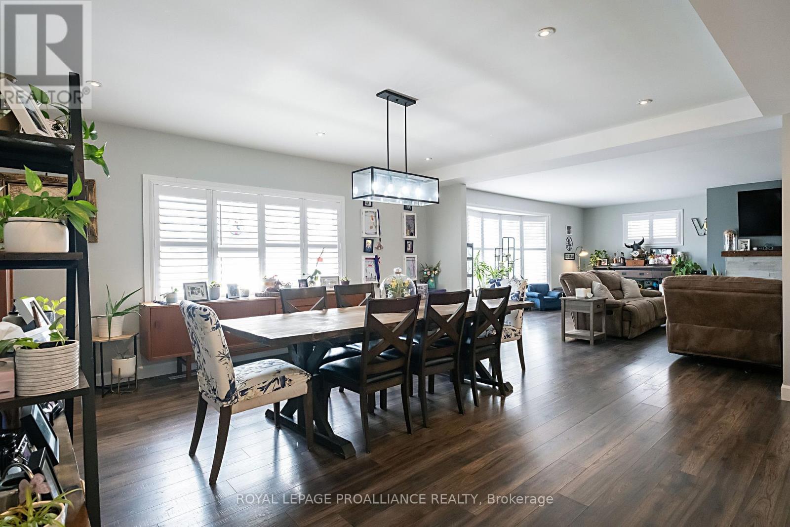 306 DUNDAS STREET W - 14