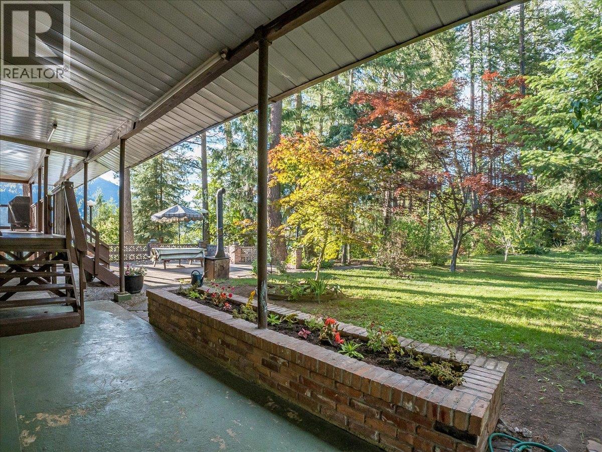 2071 Massie Road, Christina Lake
