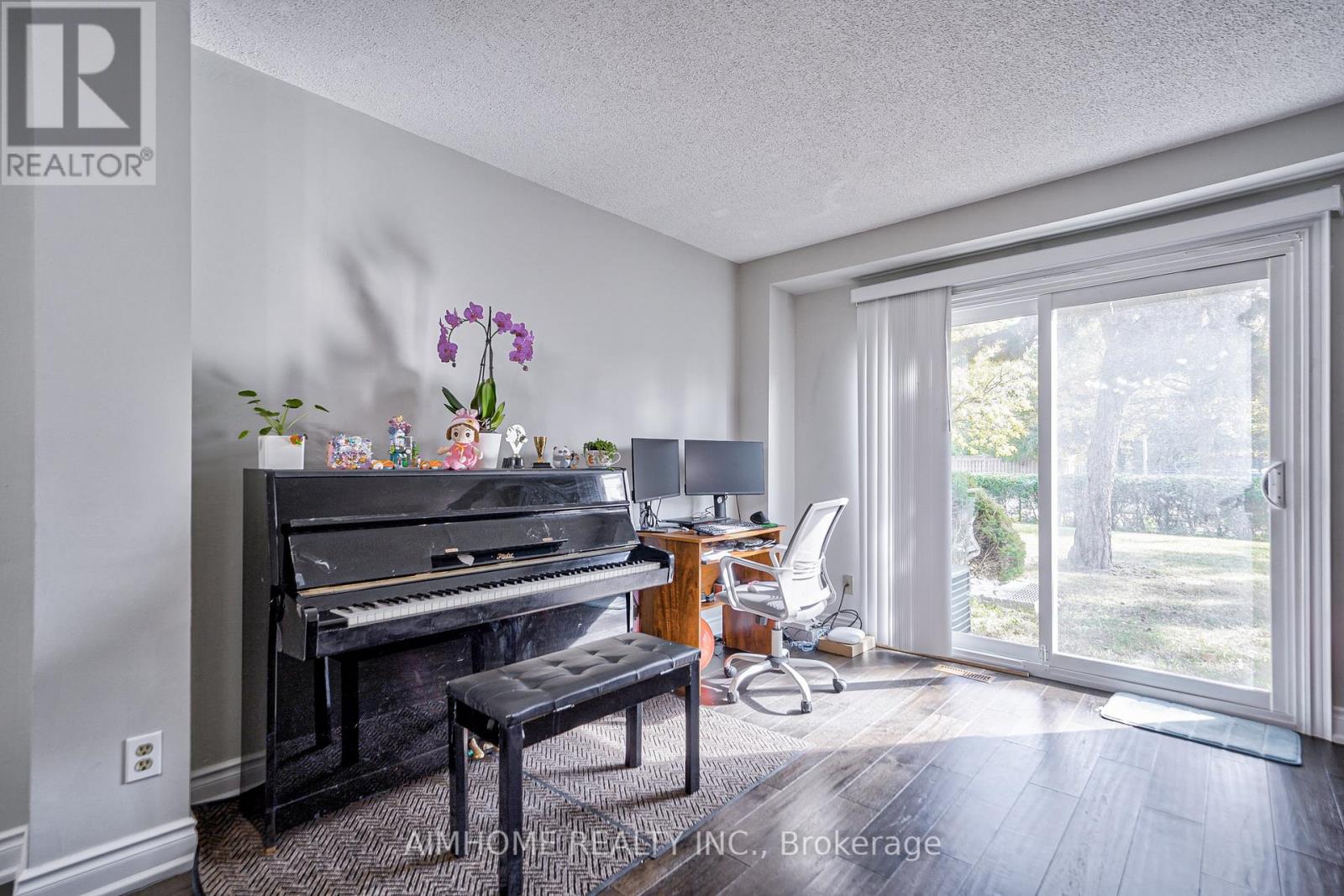 1692 JOHN STREET - 10