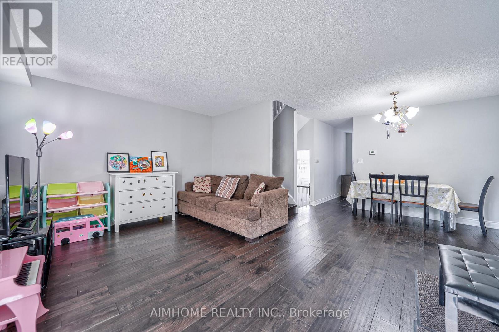 1692 JOHN STREET - 14