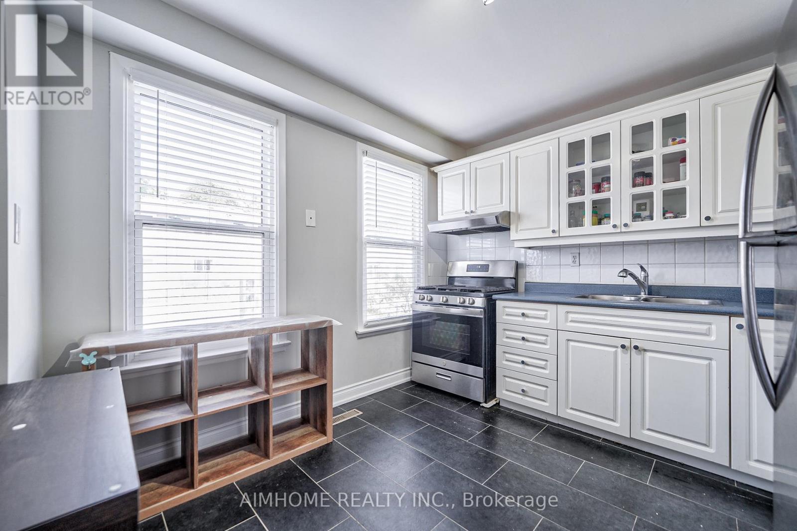 1692 JOHN STREET - 15