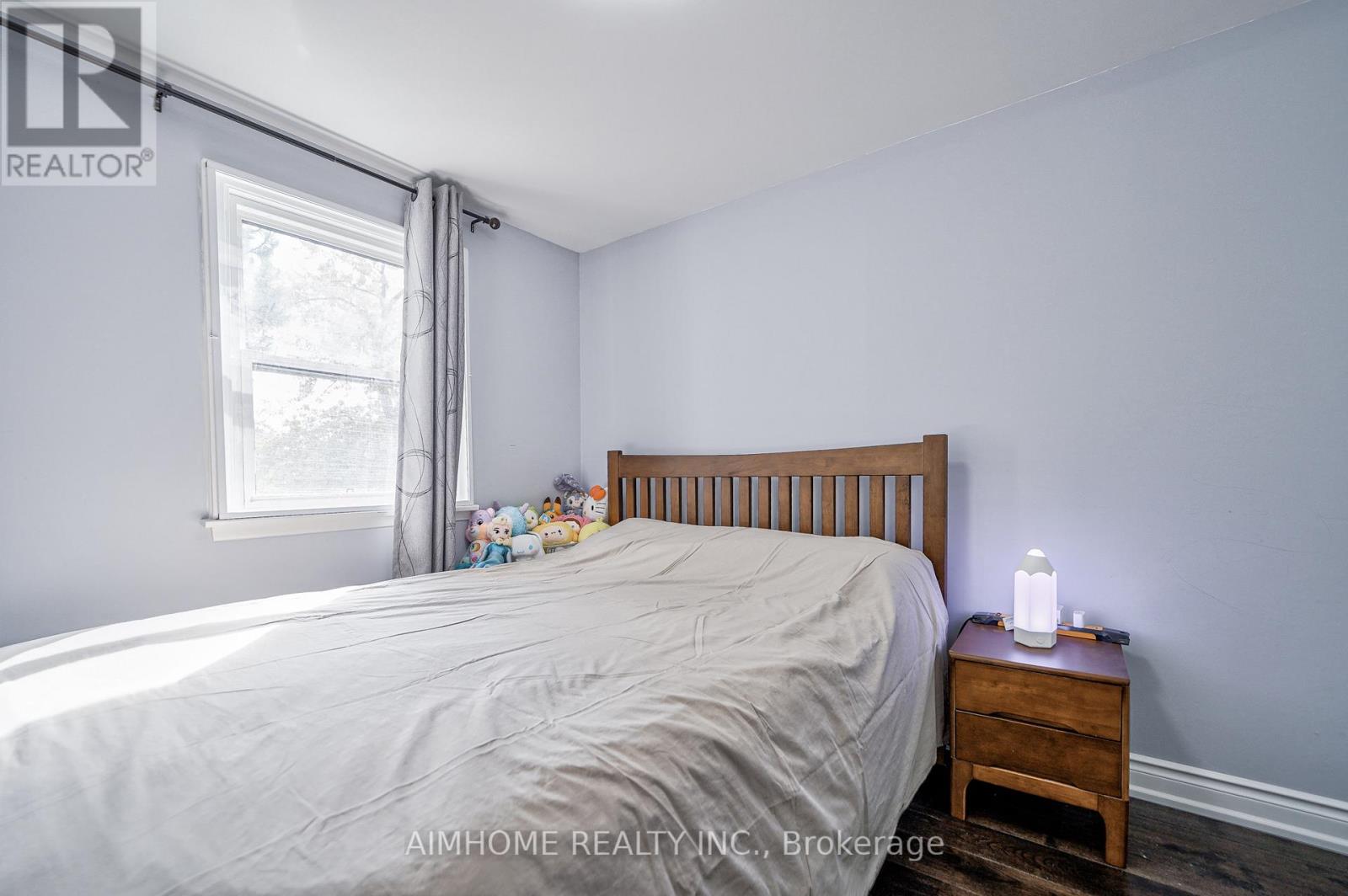 1692 JOHN STREET - 23