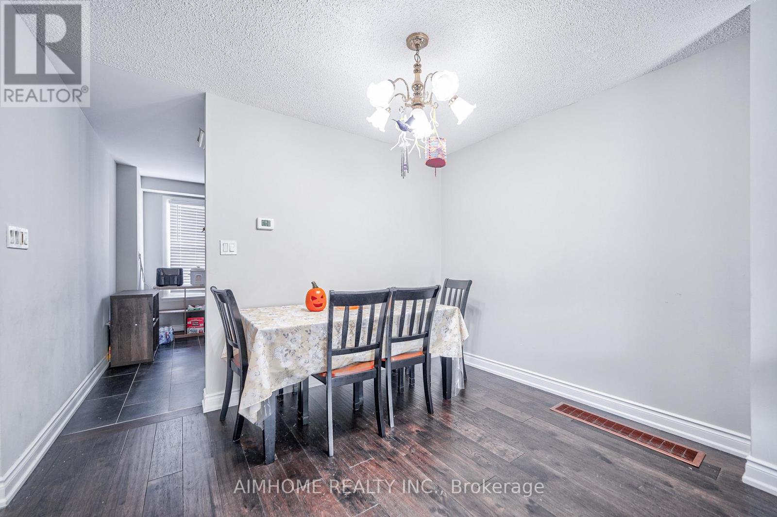 1692 JOHN STREET - 8