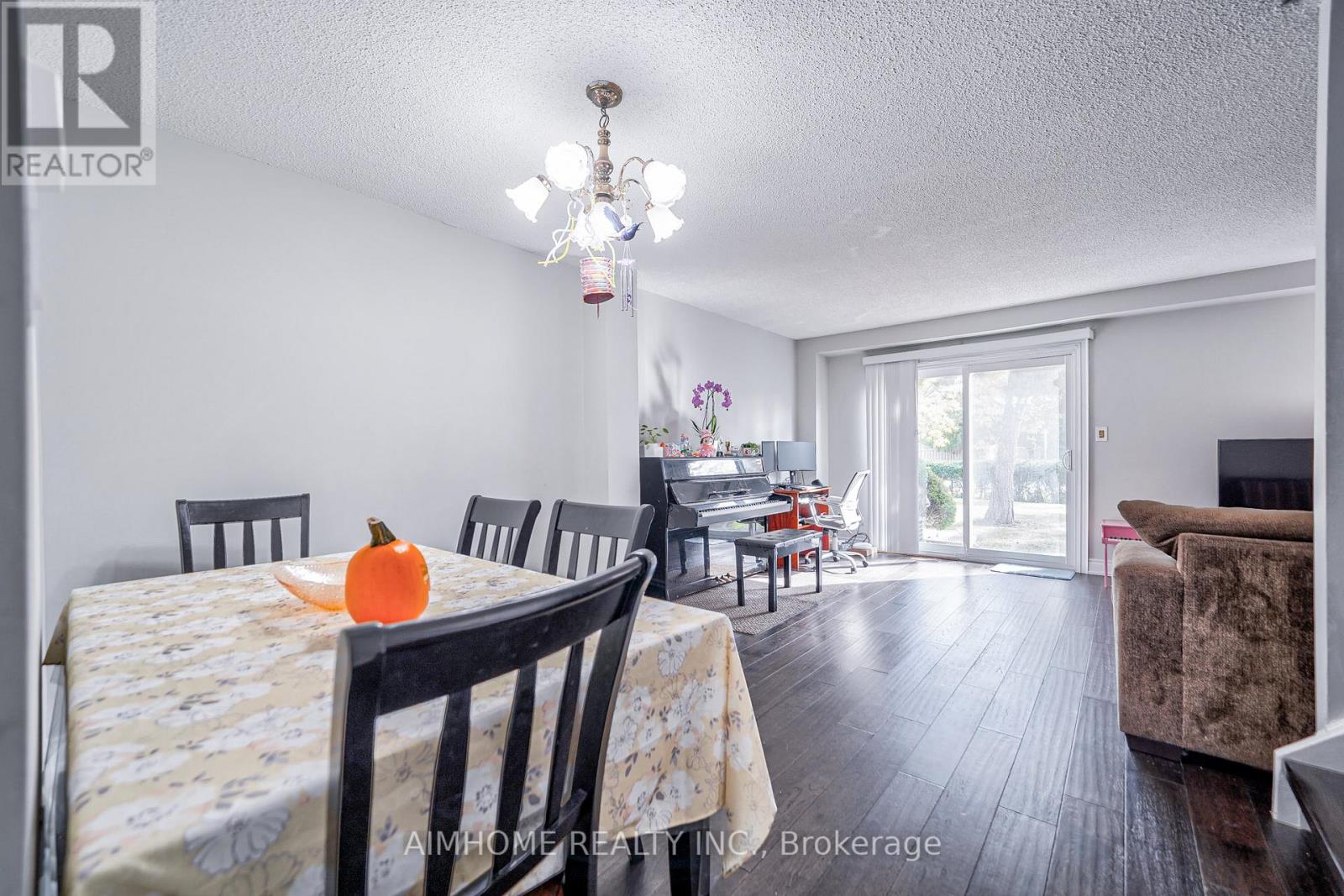 1692 JOHN STREET - 9